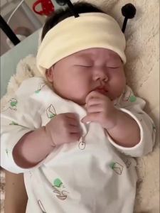 Đồ chơi búp bê cầm tay cho bé đồ chơi ngủ êm dịu cho bé dây cầm tay chống giật mình đồ chơi cho bé nhảy