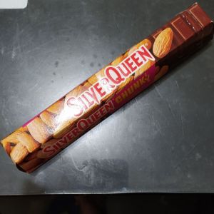 SilverQueen chunky bar cashew 95 gr edisi valentine.