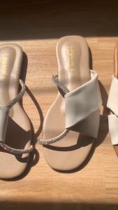 รองเท้าแตะ รองเท้าผู้หญิง มินิมอล เรียบหรูดูแพง เหมาะกับวันสบายๆ