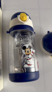 แก้วน้ำหลอดพร้อมส่งในไทย ขวดน้ําพลาสติก ถ้วยหัดดื่ม พร้อมหลอดดูด แก้วน้ำหลอดสำหรับเด็กเล็กหญิงและชาย ถ้วยฟาง แบบพกพา ขนาดเล็กน่ารัก ช่วยให้เด็กๆ ดื่มน้ำได้ง่ายขึ้นโดยไม่กระเซ็นหรือรั่วไหล