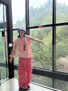 ชุดกีฬาลำลองสีชมพู ชุดสองชิ้น แขนสั้นหลวม กางเกงขากว้าง แฟชั่นลดอายุสำหรับนักเรียนฤดูร้อน สไตล์เกาหลี