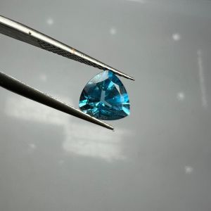 17000-ĐÁ TOPAZ XANH ( THIÊN NHIÊN ) HÌNH CẮT TAM GIÁC.KHÔNG PHÁT QUANG ĐỎ DƯỚI TIA UV.