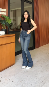 Jeans Wanita Flare Fit Full Length Warna Medium Wash dengan Pinggang Reguler