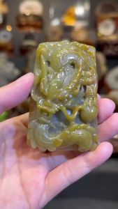 Grade A burma jadeite dragon pendant🔮翡翠黄翡精工🐲龙玉牌吊坠 冰糯色泽带有红  玉牌高: 7cm  宽: 4.6cm  厚度: 1.7cm  重: 93g