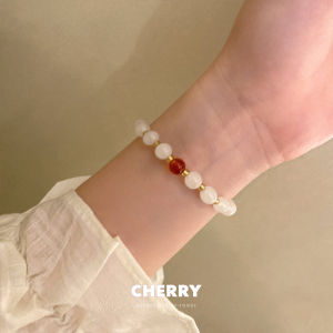 สร้อยข้อมือลูกปัดสีแดงมาร์นาลีโลหะสีทองสำหรับผู้หญิง เครื่องประดับแฟชั่นใหม่ เครื่องประดับระดับไฮเอนด์ เครื่องประดับแขนงเล็กสำหรับเพื่อนสนิท