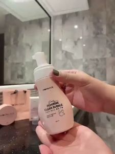 Dung Dịch Vệ Sinh Phụ Nữ Dạng Bọt Tuyết Quyến Rũ Moonlook Daily Feminine Clean Bubble - 150ml