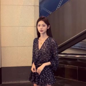 VKSOD | ชุดเดรสยาวทรงเอคอวีลายดอกไม้สำหรับผู้หญิง ทรงเข้ารูป กระโปรงสั้น ฤดูร้อน 2025 ชุดทำงานสไตล์ฝรั่งเศส