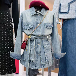 เสื้อแจ็คเก็ตยีนส์ทรงหลวมสำหรับผู้หญิงในฤดูใบไม้ผลิปี 2025 พร้อมเข็มขัดถอดได้ สไตล์กลางๆ หรูหรา เสื้อคลุมกันหนาวแบบสวมหัว
