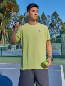 เสื้อยืดผู้ชายสีทึบคอกลมแห้งเร็วอูฐ