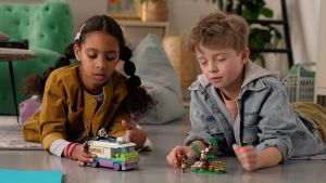 LEGO Friends 41749 Newsroom Van Building Toy Set (446 Pieces) Balok Mainan Anak (6 Tahun+)