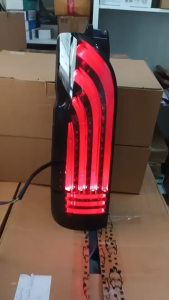 ไฟท้ายแต่ง TOYOTA COMMUTER ปี 2005-14 แอลอีดีบาร์ โคมรมดำ สโม้ค จำหน่ายเป็นคู่