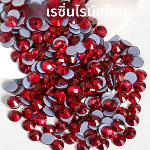 พลอยเทียมเรซิ่นสีแดงแบบแบน 2 มม./1000 ชิ้น ติดด้วยมือ (ไม่สามารถซีลด้วยความร้อนได้) สำหรับงาน DIY/เครื่องแต่งกาย/กระเป๋า/รองเท้า/ตกแต่งเล็บ