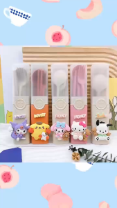 Sanrio ชุดเครื่องใช้บนโต๊ะอาหารสุดสร้างสรรค์สำหรับเด็กชุดเครื่องใช้บนโต๊ะอาหารแบบที่วางช้อนและตะเกียบสี่ชิ้นทำจากฟางข้าวสาลีพอร์ทัลนักเรียน