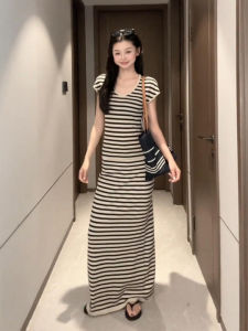 YUEZHONGWEI | ชุดเสื้อยืดลายทางสีบล็อกและกระโปรงสั้นฤดูร้อน ชุดสองชิ้น ชุดทำงานสไตล์เกาหลี ผ้าฝ้ายผสมคอวี ระบายอากาศได้ดี