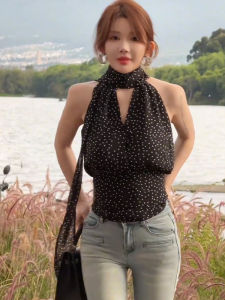 เสื้อกั๊กผ้าชีฟองคอวีแขนกุดสไตล์ฝรั่งเศสสำหรับผู้หญิงในช่วงฤดูร้อน ทรงเข้ารูป กระโปรงทรงเอ กระโปรงสั้น แขนกุด