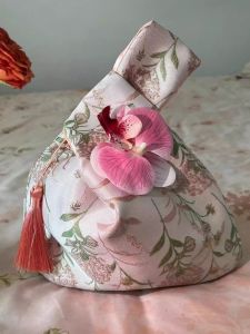 Wedding Return Gift Bag New Chinese Style Bridal Handbag Favor Box Handheld Sugar Box for Bridesmaid And Wedding Candy