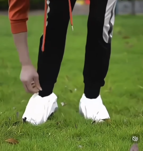 ถุงคลุมรองเท้า ถุงคลุมเท้า  พกพาง่าย ยืดหยุ่นดี ที่ครอบรองเท้ากันฝน กันน้ำ  มียางรัดต้นขา แบบใช้แล้วทิ้ง แพ็ค 1 คู่ แบบสั้น กันน้ำ