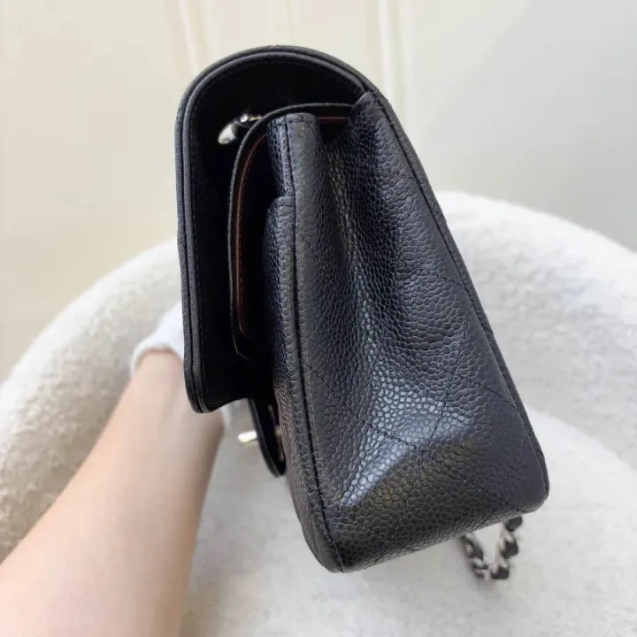 (Pre-loved)%20Chanel%20Medium%20Classic%20Flap%20CF%20in%20Black%20Caviar%20and%20SHW%20(Model:%20A01112)%20-%20Image%204