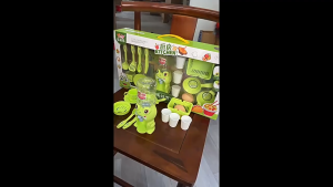 เซต 2 ชิ้น! ชุดรถก่อสร้างพร้อมชุดครัวกบ ของเล่นบทบาทสมมุติ ของเล่นเสริมจินตนาการเด็ก