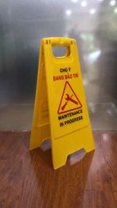 Biển báo chữ A di động chú ý khu vực đang bảo trì sửa chữa