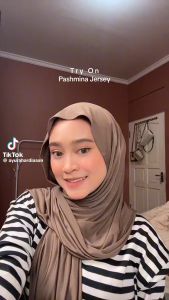 Pashmina Kaos Jersey & Kaos Flowy: Pilihan Terbaik Untuk Musim Dingin