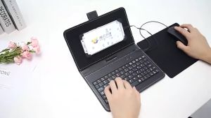 🔥HOT🔥 【เวอร์ชันใหม่】ที่คลุมเมาส์คีย์บอร์ดโทรศัพท์มือถือแบบพกพา 2 สาย Type-C Micro-Usb คีย์บอร์ดและเมาส์แบบมีสายชุดพร้อมขายึดฝาครอบป้องกันน่ารักเรียนออนไลน์สำนักงาน Universal OTG หนังพลิกได้ถึง 8 Android OTG แท็บเล็ตโทรศัพท์