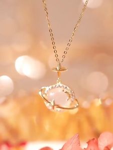 Ladamas Kalung Titanium Liontin Planet Saturnus Dengan Permata Berkilau KT68