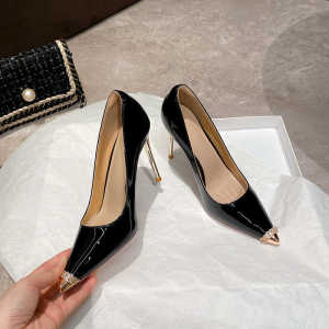 รองเท้าส้นสูงหัวแหลมสไตล์ใหม่ปี 2025 สำหรับผู้หญิง ทรงหัวแหลม ส้นสูงด้านข้าง หนังทาสี พื้นยาง รองเท้าส้นเดี่ยว