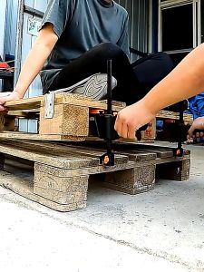 Klem Penjepit Kayu Quick Release Clamp F 4inch Catok Press Kayu DIY Wood Wordking\\n\\n Apa itu Klem Penjepit Kayu Quick Release?\\n\\nKlem penjepit kayu quick release adalah alat kerja kayu yang dirancang untuk memegang dan menekan bagian-bagian kayu selama proses pembuatan atau pengolahan. Alat ini sangat berguna bagi para pengrajin kayu, baik profesional maupun hobi, dalam menciptakan hasil kerja yang rapi dan presisi.\\n\\n Bagaimana Klem Kayu F 4inch Bekerja?\\n\\nKlem kayu F 4inch bekerja dengan cara memanfaatkan mekanisme penekanan yang disediakan oleh alat tersebut. Saat digunakan, Anda cukup menekan tuas pada klem tersebut untuk memperlebar jarak antara dua bagian penjepit, lalu menempatkan kayu yang akan dipegang di antara kedua bagian tersebut. Setelah itu, lepaskan tuas agar klem menekan kayu dengan kuat.\\n\\n Manfaat Penggunaan Aksesoris Penjepit Kayu\\n\\nPenggunaan klem penjepit kayu seperti Klem Kayu F 4inch memiliki beberapa manfaat, antara lain:\\n\\n- Memastikan presisi dan kualitas hasil kerja\\n- Meningkatkan efisiensi waktu dalam proses pembuatan atau pengolahan kayu\\n- Mengurangi risiko cedera saat bekerja dengan kayu\\n\\n Cara Menggunakan Klem Penjepit Kayu Quick Release\\n\\nBerikut adalah langkah-langkah mengatur klem kayu F 4inch:\\n\\n1. Posisikan klem pada tempat yang diinginkan.\\n2. Tekan tuas pada klem untuk memperlebar jarak antara dua bagian penjepit.\\n3. Tempatkan kayu yang akan dipegang di antara kedua bagian penjepit.\\n4. Lepaskan tuas agar klem menekan kayu dengan kuat.\\n\\nBerikut adalah beberapa tips menggunakan catok press kayu DIY:\\n\\n- Selalu periksa kondisi klem sebelum digunakan.\\n- Gunakan klem dengan hati-hati untuk menghindari kerusakan pada kayu.\\n- Jangan gunakan klem pada kayu yang terlalu lembut atau rapuh.\\n\\n Perbandingan Klem Penjepit Kayu Quick Release dengan Alat Kerja Kayu Lainnya\\n\\nBerikut adalah perbandingan antara klem penjepit kayu quick release dengan alat kerja kayu lainnya:\\n\\n Kelebihan dan Kekurangan Klem Penjepit Kayu Quick Release\\n\\nKelebihan:\\n\\n- Memastikan presisi dan kualitas hasil kerja\\n- Mudah digunakan dan dipindahkan\\n- Dapat menekan kayu dengan kuat\\n\\nKekurangan:\\n\\n- Tidak cocok untuk kayu yang terlalu lembut atau rapuh\\n- Dapat merusak permukaan kayu jika digunakan secara tidak hati-hati\\n\\n Kapan Menggunakan Klem Kayu F 4inch?\\n\\nKlem kayu F 4inch dapat digunakan dalam berbagai situasi pembuatan atau pengolahan kayu, seperti:\\n\\n- Menjepit bagian-bagian kayu selama proses pengolahan\\n- Menekan bagian-bagian kayu selama proses penyambungan\\n- Memastikan presisi dan kualitas hasil kerja\n}