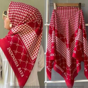 kerudung segi empat motip kemerdekaan bahan katun voal premium