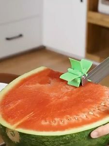 Dụng cụ cắt dưa hấu hình xay gió tại nhà