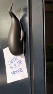 Moby Whale Bottle Opener ที่เปิดขวด ดีไซน์ วาฬ มีแม่ติดตู้เย็น Qualy (ควอลี่)