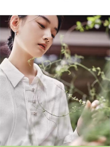 เสื้อเชิ้ตคอปกพับแขนยาวสไตล์จีนใหม่สำหรับผู้หญิง ฤดูใบไม้ร่วง 2025 ทรงหลวม คอปกพับ สีขาว ทรงหลวม ทรงหลวม