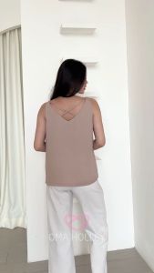 (COD) OH Fashion Tank top sahsa Silang wanita 0191\\n\\n Apa itu Tank Top Sahsa Silang Wanita 0191?\\n\\nTank Top Sahsa Silang Wanita 0191 adalah pakaian atasan tanpa lengan yang dirancang khusus untuk wanita. Desain tank top ini menampilkan detail silang pada bagian depan, memberikan sentuhan elegan dan feminin. Tank top ini diproduksi oleh OH Fashion, sebuah merek yang dikenal karena kualitas dan desainnya yang menarik.\\n\\n Desain Tank Top Wanita\\n\\nTank top ini dibuat dengan desain yang modis dan modern, memadukan gaya kasual dengan elemen-elemen fashion yang trendi. Detail silang pada bagian depan membuat tank top ini unik dan menarik perhatian. Selain itu, tank top ini tersedia dalam berbagai warna dan ukuran, sehingga dapat disesuaikan dengan selera dan kebutuhan individu.\\n\\n Fitur & Kelebihan Tank Top Sahsa Silang Wanita 0191\\n\\nTank Top Sahsa Silang Wanita 0191 memiliki beberapa fitur dan kelebihan yang menjadikannya pilihan yang ideal untuk wanita yang menghargai gaya dan kenyamanan. Fitur-fitur tersebut antara lain:\\n\\n* Desain silang yang unik dan menarik\\n* Bahan berkualitas tinggi yang lembut dan nyaman dipakai\\n* Tersedia dalam berbagai warna dan ukuran\\n* Cocok untuk berbagai acara dan kesempatan\\n\\n Cara Memilih Tank Top Sahsa Silang Wanita 0191 yang Tepat\\n\\nUntuk memilih tank top yang tepat, ada beberapa hal yang perlu dipertimbangkan. Berikut adalah beberapa tips yang dapat membantu Anda memilih tank top Sahsa Silang Wanita 0191 yang ideal:\\n\\n Ukuran dan Warna\\n\\nPastikan untuk memilih tank top dalam ukuran yang tepat untuk mendapatkan kesan yang sempurna. Tank top Sahsa Silang Wanita 0191 tersedia dalam berbagai ukuran, mulai dari XS hingga XL. Selain itu, pilih warna yang sesuai dengan selera dan kepribadian Anda.\\n\\n Bahan dan Kualitas\\n\\nTank top Sahsa Silang Wanita 0191 dibuat dari bahan berkualitas tinggi yang lembut dan nyaman dipakai. Pastikan untuk memilih tank top dengan kualitas bahan yang baik untuk mendapatkan pengalaman berpakaian yang optimal.\\n\\n Tips Memakai Tank Top Sahsa Silang Wanita 0191\\n\\nBerikut adalah beberapa tips yang dapat membantu Anda memaksimalkan penampilan Anda dengan tank top Sahsa Silang Wanita 0191:\\n\\n Menggabungkan dengan Aksesoris Fashion Wanita\\n\\nTank top Sahsa Silang Wanita 0191 dapat dipadukan dengan berbagai aksesoris fashion wanita, seperti kalung, gelang, dan anting. Hal ini akan menambah nilai estetika dan membuat penampilan Anda semakin menarik.\\n\\n Memadukan dengan Outfit Lainnya\\n\\nTank top Sahsa Silang Wanita 0191 dapat dipadukan dengan berbagai outfit lainnya, seperti celana jeans, rok pendek, atau celana panjang. Dengan cara ini, Anda dapat menciptakan berbagai gaya yang menarik dan modis.\\n\\n Kesimpulan\\n\\nTank Top Sahsa Silang Wanita 0191 adalah pilihan yang ideal untuk wanita yang menghargai gaya dan kenyamanan. Desain unik, bahan berkualitas tinggi, dan variasi warna dan ukuran menjadikan tank top ini sebagai pilihan yang menarik. Dengan mempertimbangkan beberapa tips di atas, Anda dapat memaksimalkan penampilan Anda dengan tank top Sahsa Silang Wanita 0191.\n}