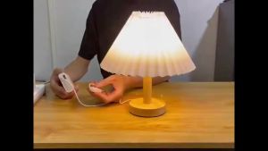 Lampu Meja Minimalis / Lampu Tidur Meja / Korean retro pleated Vintage LAMPAN Decorative table lamp Retro LED Manik Manik Lampu Aesthetic