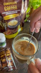 ราคาถูกส่งฟรี🔥🔥 2แถม6 ของแท้การรับประทาน 100% แจ่มใสกาแฟถั่งเช่าทอง สุขภาพดี