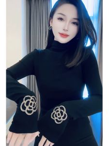 เรียบหรู สูง ปกเสื้อ เสื้อยืดแขนยาว ผู้หญิง ฤดูหนาว สลิมฟิต ประดับเพชร ผ้าขนแกะ เสื้อฐานเรียงราย สไตล์เกาหลี เสื้อท่อนบน