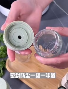 7E(6321)ขวดใส่เครื่องปรุง กด 0.5g หนึ่งครั้ง เครื่องครัว วัสดุเป็นแก้ว ฝาปิด ซิลิโคนซีลป้องกันการรั่วซึม 216G