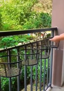 1Pc Balcony Hanging Plant Racks Fence Balcony Iron Round Flower Pot Rack Railing Fence Outdoor Balcony Bonsai Stand Decoration