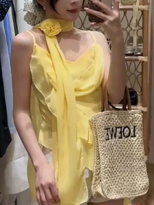 Áo hai dây kiểu dáng không đều với họa tiết hoa và ruy băng xếp nếp độc đáo và phần trên đẹp mắt