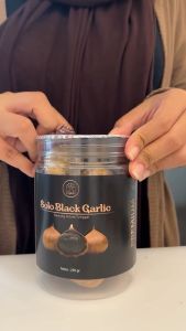 JUMBO! TruOrganic Solo Black Garlic 250gr Bawang Hitam Tunggal Lanang\\n\\n Apa Itu Bawang Hitam Tunggal Lanang?\\n\\nBawang hitam tunggal lanang adalah jenis bawang hitam yang diproduksi melalui proses fermentasi khusus. Proses fermentasi ini membuat bawang hitam tunggal lanang memiliki rasa manis legit dan tekstur yang lembut. Bawang hitam tunggal lanang menjadi pilihan yang tepat bagi mereka yang mencari bawang hitam sehat dan berkualitas.\\n\\n Manfaat Bawang Hitam Tunggal Lanang\\n\\nBawang hitam tunggal lanang memiliki berbagai manfaat bagi kesehatan, seperti:\\n\\n- Meningkatkan sistem kekebalan tubuh\\n- Membantu mengurangi risiko penyakit jantung\\n- Menyehatkan pencernaan\\n- Membantu mengontrol kadar gula darah\\n\\n Perbedaan Bawang Hitam Tunggal Lanang dengan Bawang Putih Biasa\\n\\nBawang hitam tunggal lanang berbeda dengan bawang putih biasa karena melalui proses fermentasi khusus. Proses fermentasi ini mengubah komposisi kimia dalam bawang hitam tunggal lanang sehingga memiliki rasa manis legit dan tekstur yang lembut. Selain itu, bawang hitam tunggal lanang juga lebih mudah dicerna oleh tubuh dibandingkan dengan bawang putih biasa.\\n\\n Mengapa Memilih TruOrganic Solo Black Garlic?\\n\\nTruOrganic Solo Black Garlic adalah pilihan tepat bagi mereka yang mencari bawang hitam tunggal lanang berkualitas. Berikut adalah beberapa keunggulan TruOrganic Solo Black Garlic:\\n\\n- Proses fermentasi optimal\\n- Rasa manis legit\\n- Tidak benyek\\n- Tersedia dalam kemasan 250gr\\n\\n Keunggulan TruOrganic Solo Black Garlic\\n\\nTruOrganic Solo Black Garlic memiliki berbagai keunggulan, seperti:\\n\\n- Proses fermentasi optimal yang memastikan kualitas terbaik\\n- Rasa manis legit yang membuatnya cocok untuk berbagai jenis masakan\\n- Tidak benyek sehingga lebih tahan lama\\n- Tersedia dalam kemasan 250gr yang praktis untuk digunakan\\n\\n Cara Pembuatan TruOrganic Solo Black Garlic\\n\\nProses pembuatan TruOrganic Solo Black Garlic melibatkan beberapa tahap, seperti:\\n\\n1. Persiapan bahan baku\\n2. Fermentasi selama beberapa minggu\\n3. Pengeringan\\n4. Pemotongan dan pengemasan\\n\\n Bagaimana Menggunakan TruOrganic Solo Black Garlic?\\n\\nTruOrganic Solo Black Garlic dapat digunakan dalam berbagai jenis masakan. Berikut adalah beberapa resep masakan yang menggunakan TruOrganic Solo Black Garlic:\\n\\n- Sup ayam dengan bawang hitam tunggal lanang\\n- Saus pasta dengan bawang hitam tunggal lanang\\n- Salad dengan bawang hitam tunggal lanang\\n\\n Resep Masakan yang Menggunakan TruOrganic Solo Black Garlic\\n\\nBerikut adalah beberapa resep masakan yang menggunakan TruOrganic Solo Black Garlic:\\n\\n- Sup ayam dengan bawang hitam tunggal lanang\\n- Saus pasta dengan bawang hitam tunggal lanang\\n- Salad dengan bawang hitam tunggal lanang\\n\\n Tips Mengolah TruOrganic Solo Black Garlic untuk Maksimal Manfaatnya\\n\\nBerikut adalah beberapa tips mengolah TruOrganic Solo Black Garlic untuk maksimal manfaatnya:\\n\\n- Tambahkan TruOrganic Solo Black Garlic pada akhir proses memasak untuk menjaga nutrisinya\\n- Cincang TruOrganic Solo Black Garlic halus sebelum dimasukkan ke dalam masakan\\n- Simpan TruOrganic Solo Black Garlic di tempat yang dingin dan kering untuk menjaga kualitasnya\n}