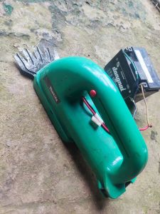 Máy cắt rau cắt cỏ cắt chè tỉa hàng rào siêu mini makita ae về câu vô bình acquy xe máy hoặc PIN từ 96v 12v đến 14v4 đều sử dụng OK sản phẩm là may máy không bao gồm bình ae nhé