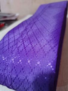 Gorden polos plisket berbagai warna untuk jendela kamar dengan motif kotak-kotak.