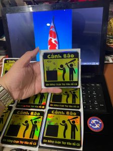 Logo cảnh báo không chạm vào hồ cá hài hước