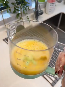 Multi-Functional Egg Mixer Manual Egg Beater Cup Easy Mixing & Baking / Pembancuh Telur Manual Serbaguna Cawan
