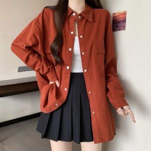 เสื้อแจ็คเก็ตคอโปโลแขนยาวสีแดงสไตล์ย้อนยุคสำหรับผู้หญิงไซส์ใหญ่ ทรงหลวม สไตล์เกาหลี เสื้อเชิ้ตทรงหลวมสำหรับฤดูใบไม้ร่วง