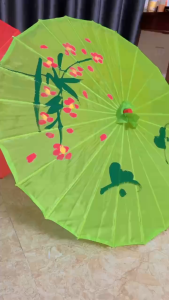 Ô Nhựa Đỏ 84cm Nan Gỗ – Đạo Cụ Chụp Ảnh & Trang Trí Tết Sang Trọng