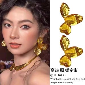 Exquisite French Gold Petal Earrings Womens Metal Hammered Pattern Flower Stud Earrings Luxury Elegant High-End Feeling Ear Jewelry