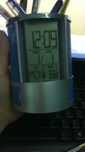 Hộp đựng bút có đồng hồ lịch kỹ thuật số để bàn nhiều chức năng