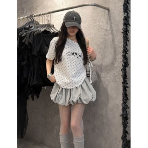 YUEZHONGWEI | เสื้อยืดแขนสั้นผู้หญิงสไตล์อเมริกัน ลายการ์ตูนสุนัข ลายจุด ไหล่ข้างเดียว หลวมๆ สำหรับฤดูร้อน เสื้อเปิดไหล่